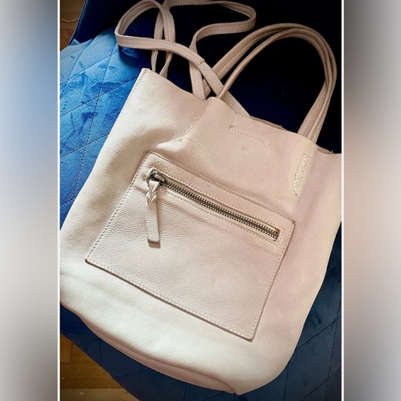 Free People Handbags - FREE PEOPLE leather bucket crossbody tote with wallet